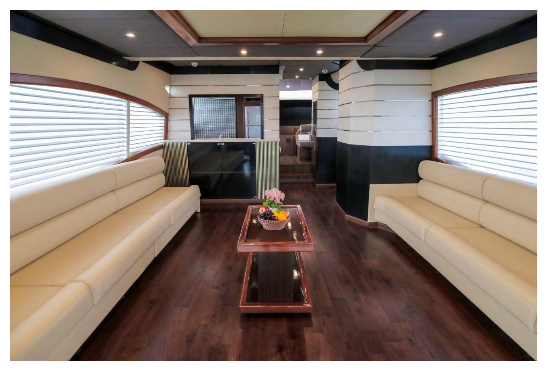 95ft yacht bedroom